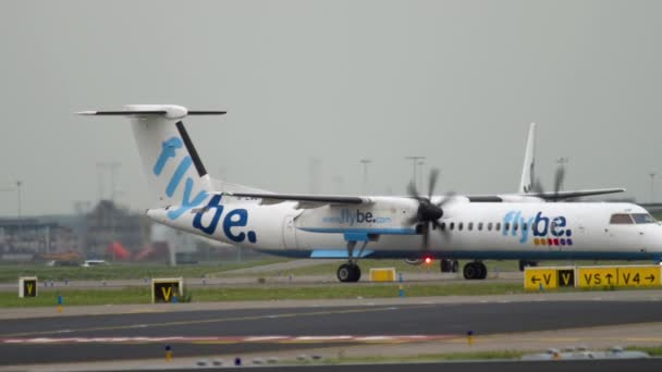 Bombardier Dash 8 Q400 Flybe pojíždění — Stock video