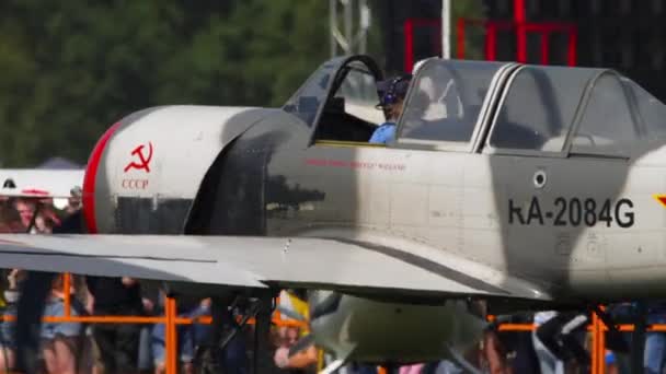 Pilot van Yak-52 sport vliegtuig begroet airshow viewers — Stockvideo