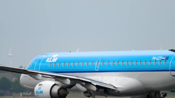 KLM Cityhop Embraer 190 kalkış — Stok video