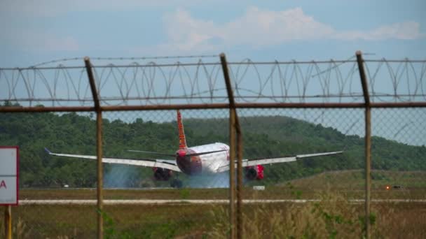 Airbus A330 Phuket 'e iniyor. — Stok video