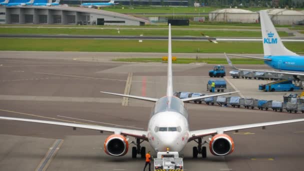 Remolque del avión antes de la salida — Vídeos de Stock