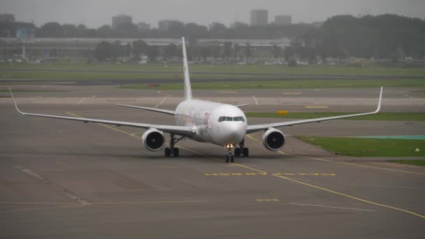 Такси TUI Fly Boeing 767 после посадки — стоковое видео