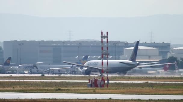 Ενωμένη αεροπορικών εταιρειών Boeing 777 αναχώρησης — Αρχείο Βίντεο