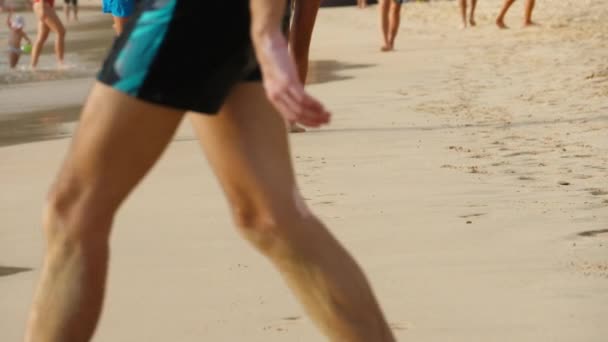 Barfota strandpromenader — Stockvideo