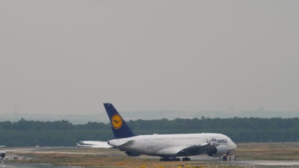 A Lufthansa Airbus 380 vontatása — Stock videók