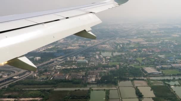 Vista aérea desde el avión descendente — Vídeos de Stock