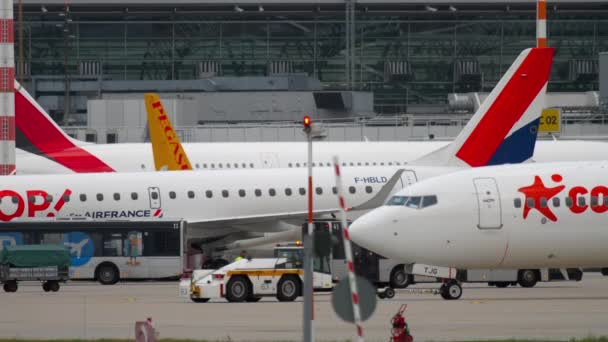 Remolque del avión antes de la salida — Vídeos de Stock