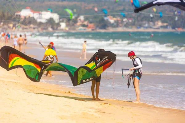 Kitesurfen en kiteboarden — Stockfoto