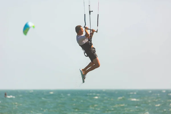 Vatten hoppning kiteboarding — Stockfoto