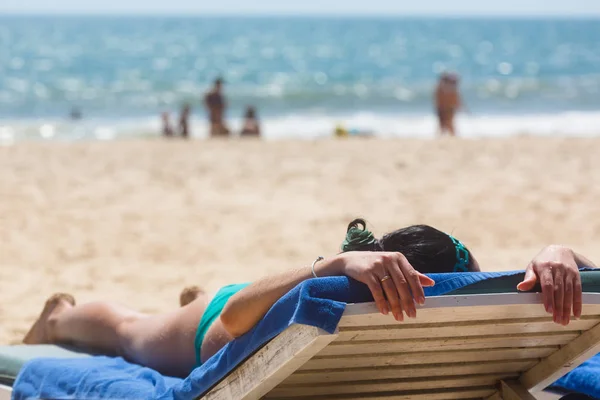 Dziewczyny sunbathes na plaży — Zdjęcie stockowe