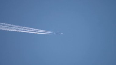 Yüksekten uçan uçak