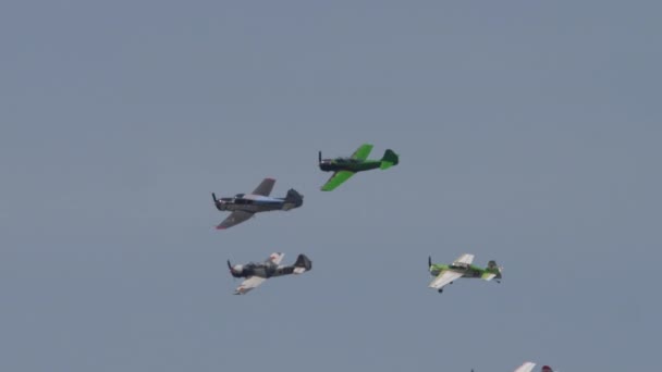 Grupo de rendimiento de aviones deportivos vuelo acrobático — Vídeo de stock