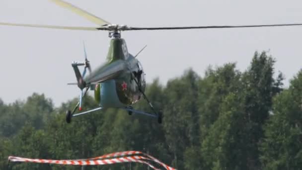 Vintage helikopter Mi-1 Performance aerobatics — Stockvideo