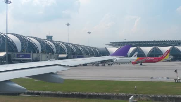 Suvarnabhumi havaalanında uçak taksi, Bangkok — Stok video