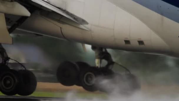 Language Cargo boeing 777 Abfahrt — Stockvideo