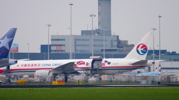 Boeing 777 China descarga de carga — Vídeo de Stock