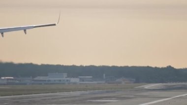 Sabahın erken saatlerinde uçak iniyor.