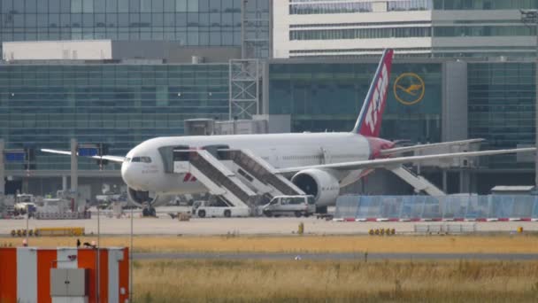 Tam Linhas Aereas Boeing 777 beszállás — Stock videók