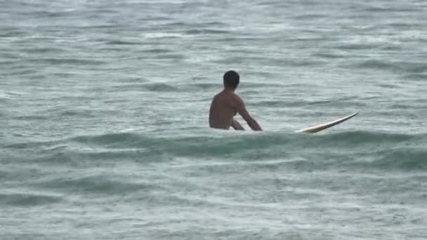 Havy 雨で波のサーファー — ストック動画