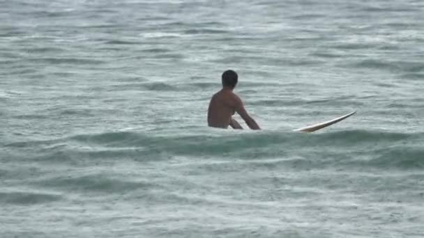 Surfista nas ondas na chuva de havy — Vídeo de Stock