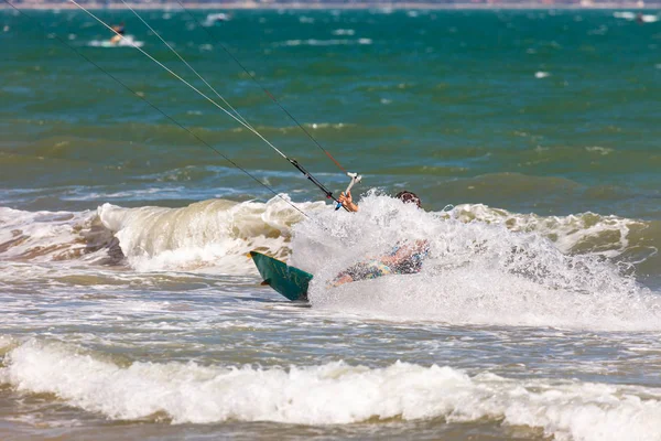 Vallen in sport kitesurfen — Stockfoto