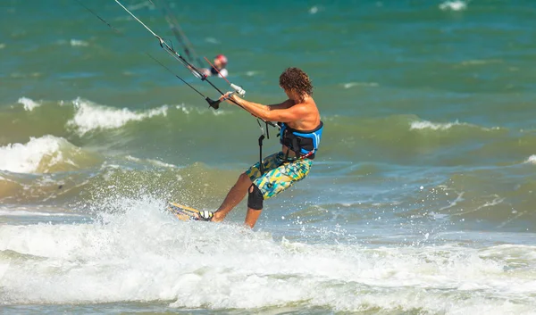 Photo athlete kitesurfing — Stock Photo, Image