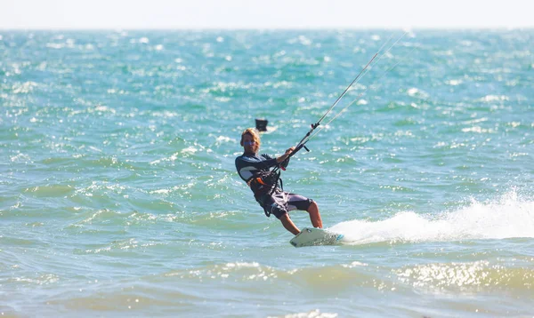 Zdjęcie sportowca kitesurfing — Zdjęcie stockowe