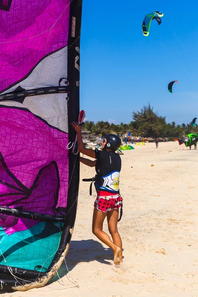 Dziewczyna sportowiec kitesurfing — Zdjęcie stockowe