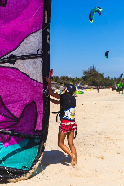 Dívka atlet kitesurfing — Stock fotografie