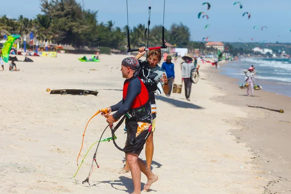 Kite Surfing Mui Ne Coast Fotos De Bancos De Imagens Sem Royalties