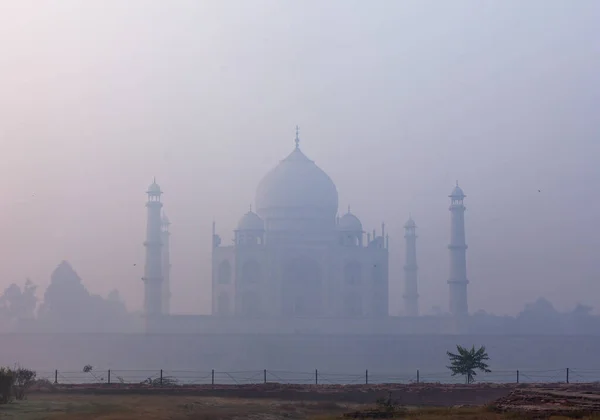 Taj Mahal reggel a ködben — Stock Fotó