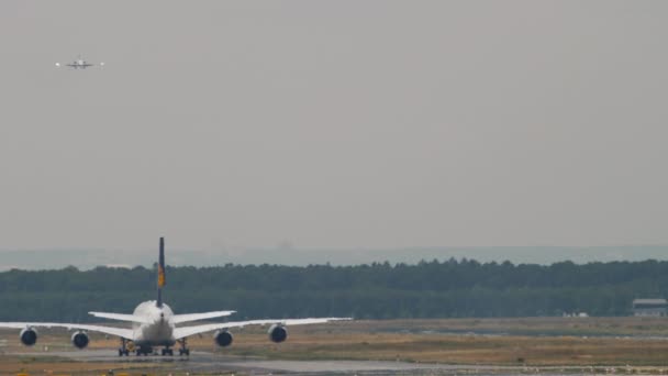 Reboque Lufthansa Airbus 380 — Vídeo de Stock