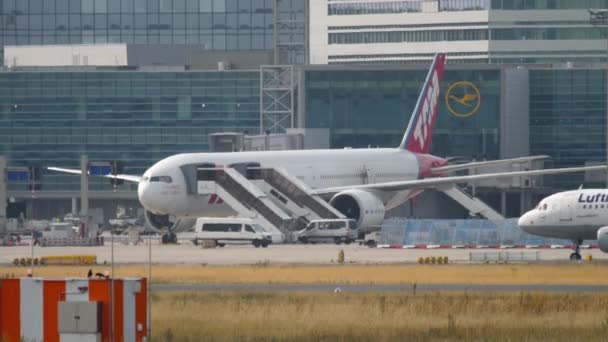 Tam Linhas Aereas boeing 777 boarding — Stockvideo