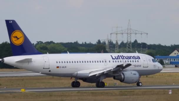 Lufthansa Airbus A319 taxiën — Stockvideo