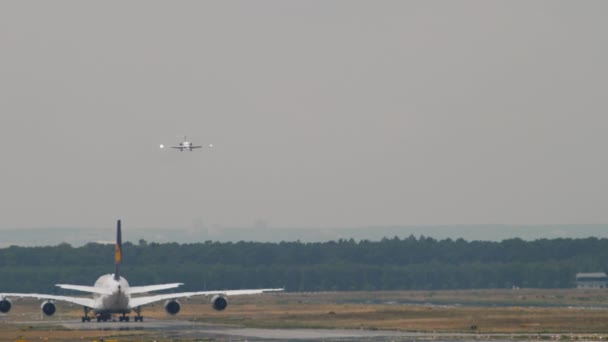 Lufthansa Airbus 380 'i çekiyoruz. — Stok video