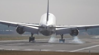 Sabahın erken saatlerinde bir uçak yaklaşıyor ve iniyor.