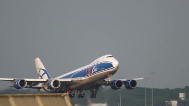 Kargo uçağı kalkıyor.