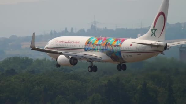 보잉 737 기가 접근중이다 — 비디오