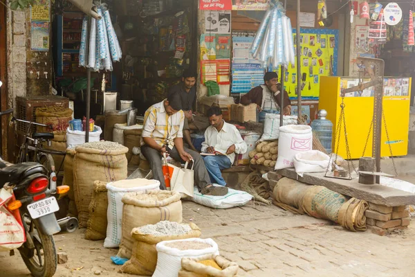 Merchants on the streets of Agra — Stock Photo, Image