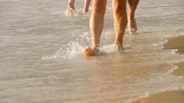 Playa descalza caminando — Vídeos de Stock