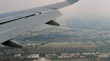 İniş yapan uçaktan hava görüntüsü