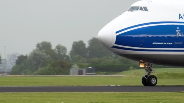 AirBridge Boeing 747 vertrek — Stockvideo