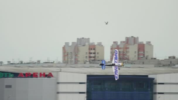 Red Bull desafia avião no palco — Vídeo de Stock