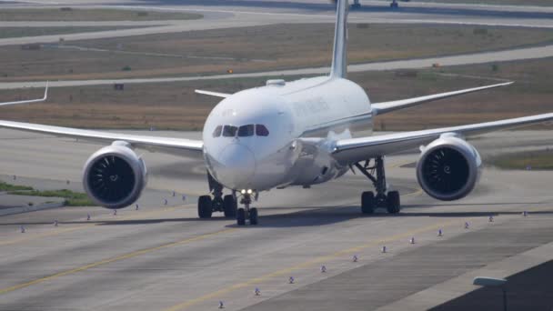 Boeing 787 taxiagem após o desembarque — Vídeo de Stock