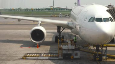 Uçağa kargo yükleniyor.