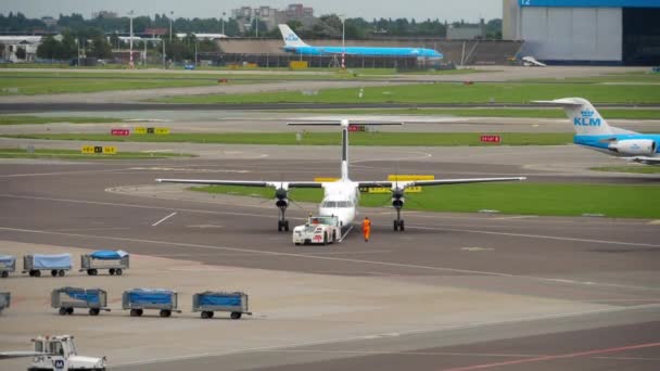 Flybe Bombardier Dash 8 Q400 bogsering före avgång — Stockvideo
