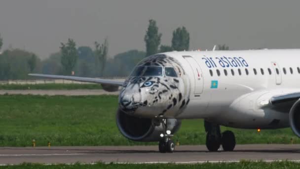 Taxning av Air Astana Embraer — Stockvideo