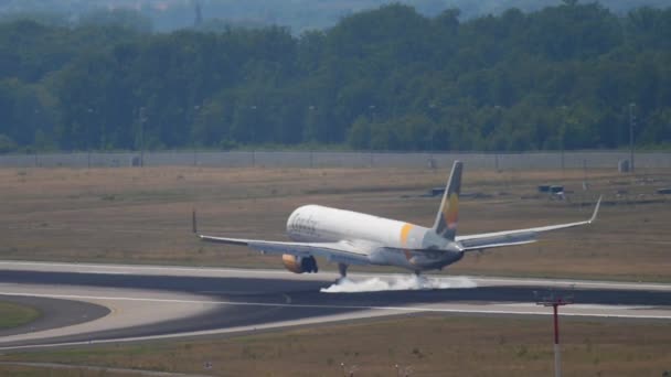 Pesawat Boeing 757 Condor mendarat — Stok Video