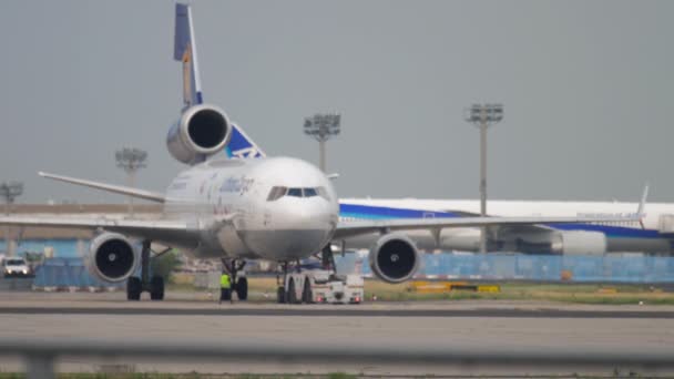 Airfreighter före avgång — Stockvideo