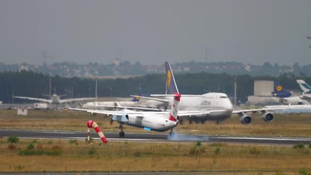 Dash-8 turboprop yaklaşıyor — Stok video